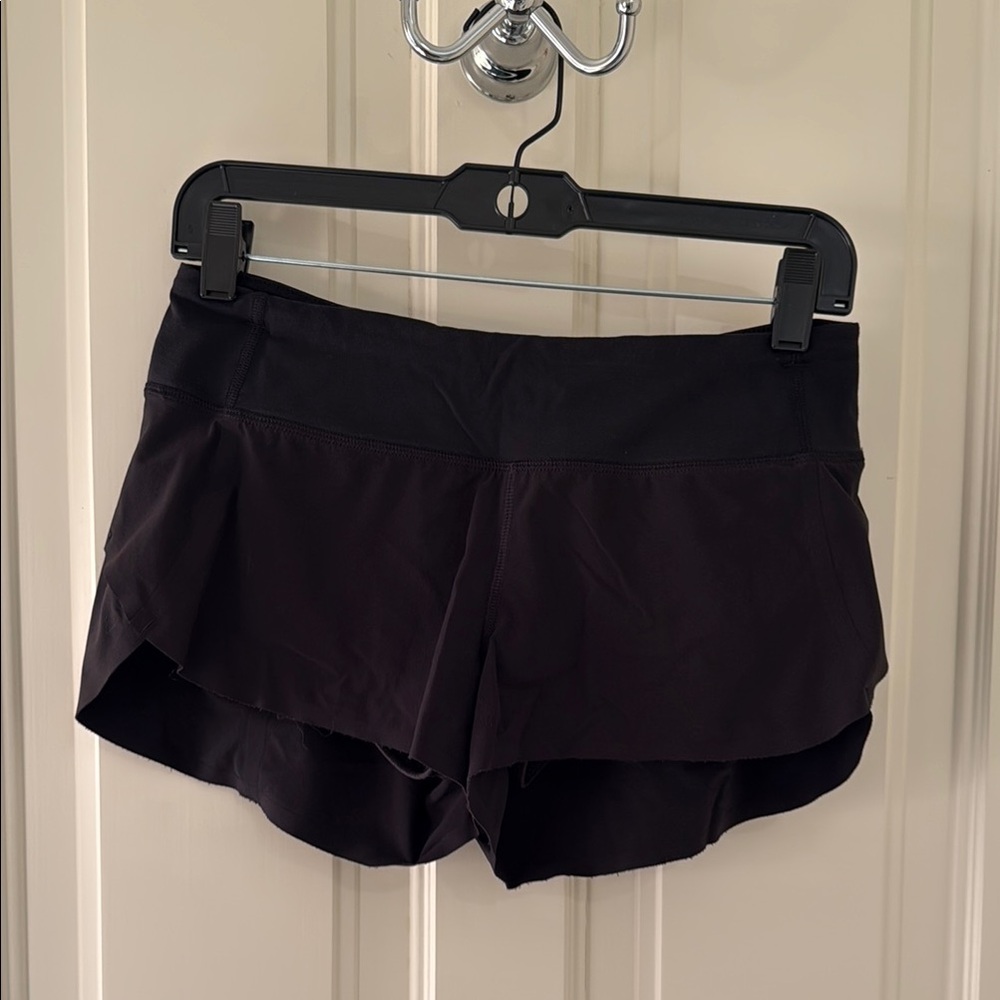 lululemon Black SPEED-UP LOWRISE Shorts - size 4
